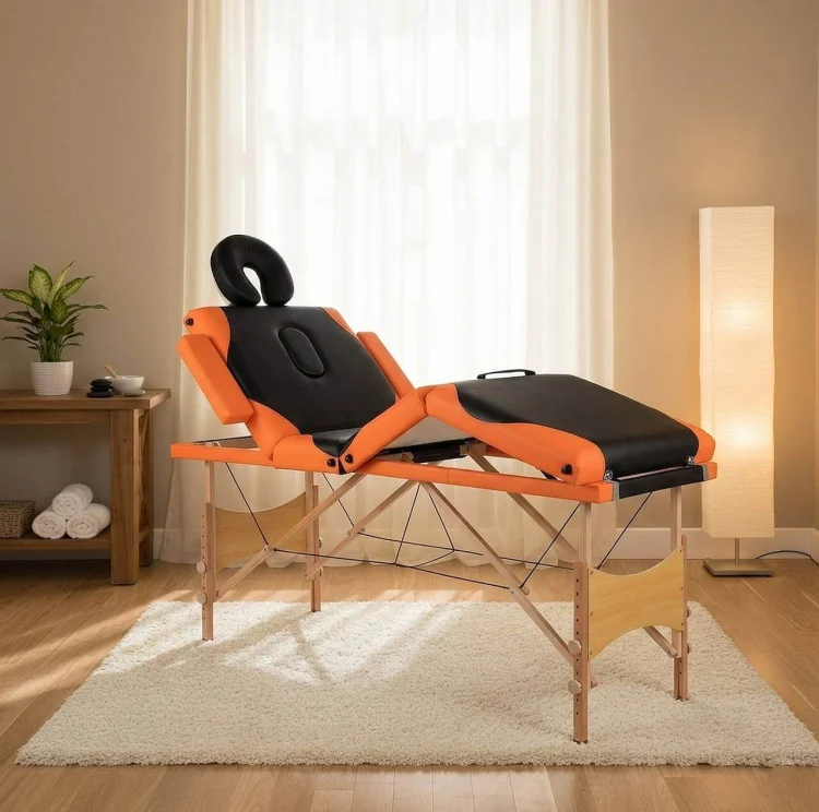 Profesjonalne łóżko do masażu czarno-pomarańczowe w przytulnym gabinecie odnowy biologicznej.jpg