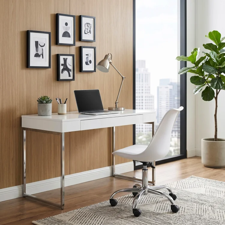 fotel-sari-bialy-chrom-biurko-szklane-laptop-roslina-elegancki-home-office..jpg
