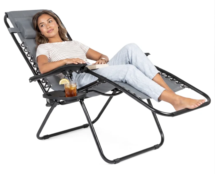 fotel-zero-gravity-szary-packshot-z-osoba.jpg