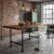 aranzacja-loft-kuchni-z-wyspa-i-bialymi-hokerami..webp