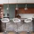 nowoczesne-bialo-chromowane-hokery-w-kuchni.webp